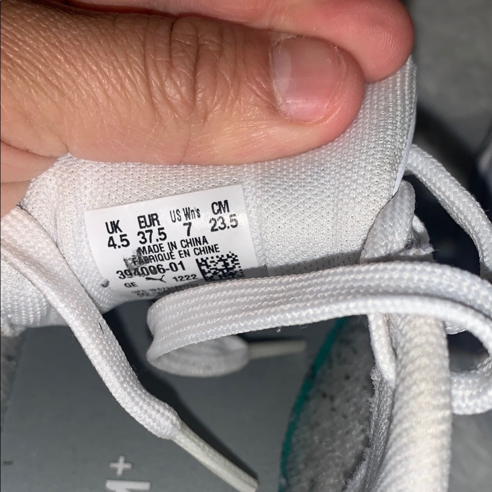 Like New PUMA White Sneakers - Picture 5 of 8